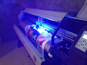 UV卷材寫真機打印工作中出現(xiàn)異味的原因